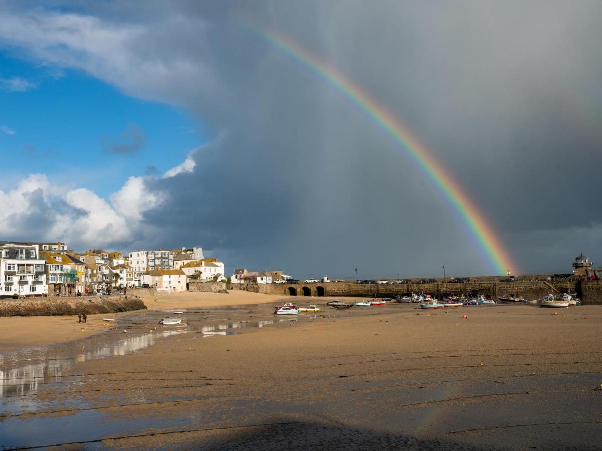 When will the rain arrive on Sunday?