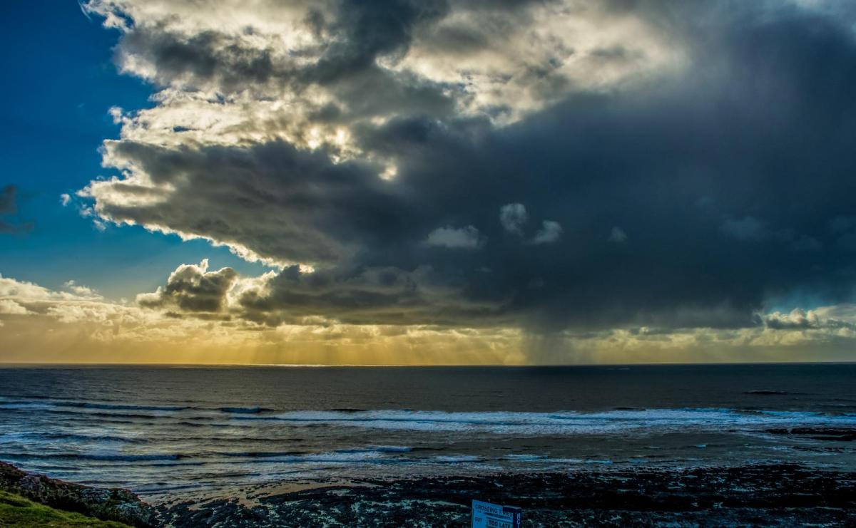 Mixed weekend of brighter spells and showers, with further snow in the North