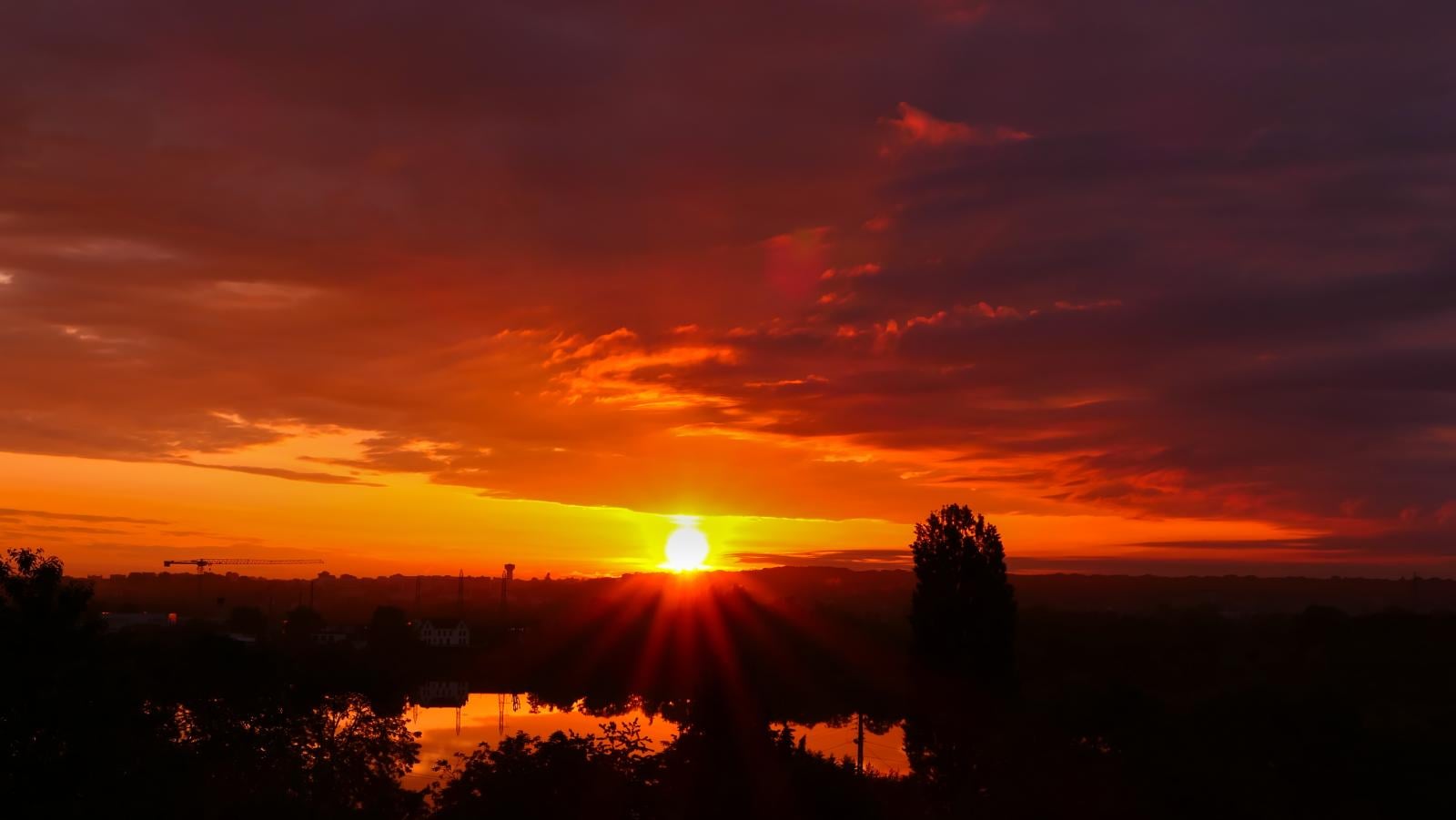 Heat concentrates on the south coast Saturday before rain reaches the west Sunday