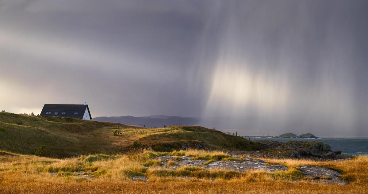 UK Weather: Showers In The North & West Today, Weekend Washout For Many