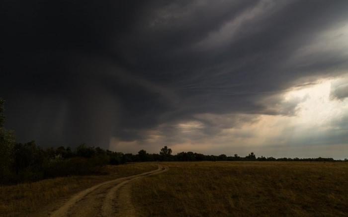 Weekend Weather: Heavy showers interrupting the warmth