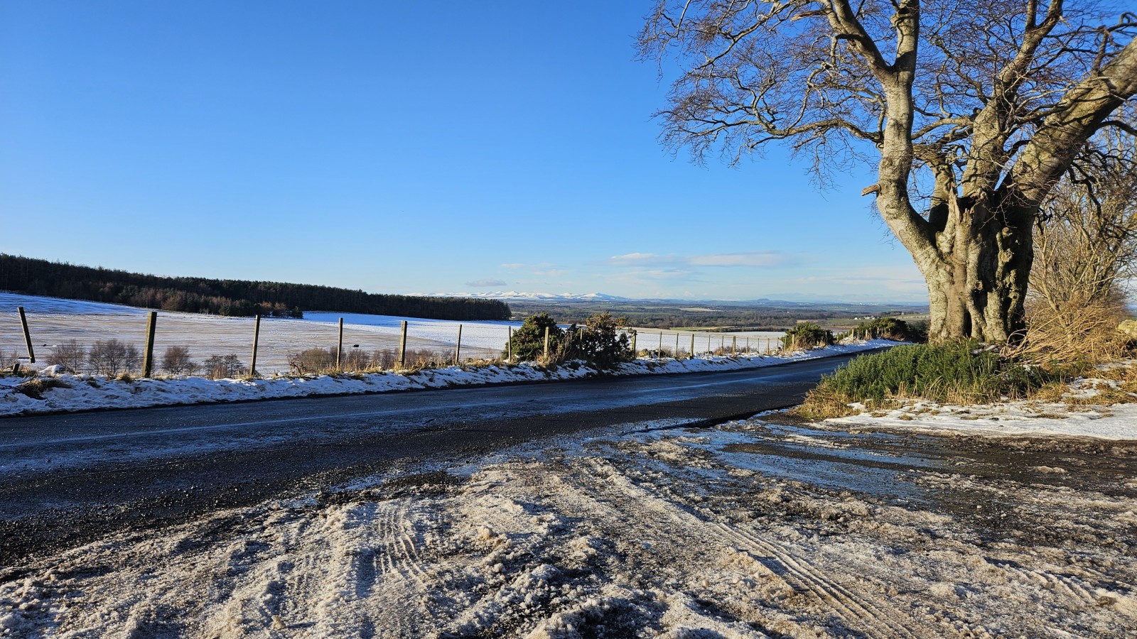 Cold Arctic air with a low risk of snow in the south midweek