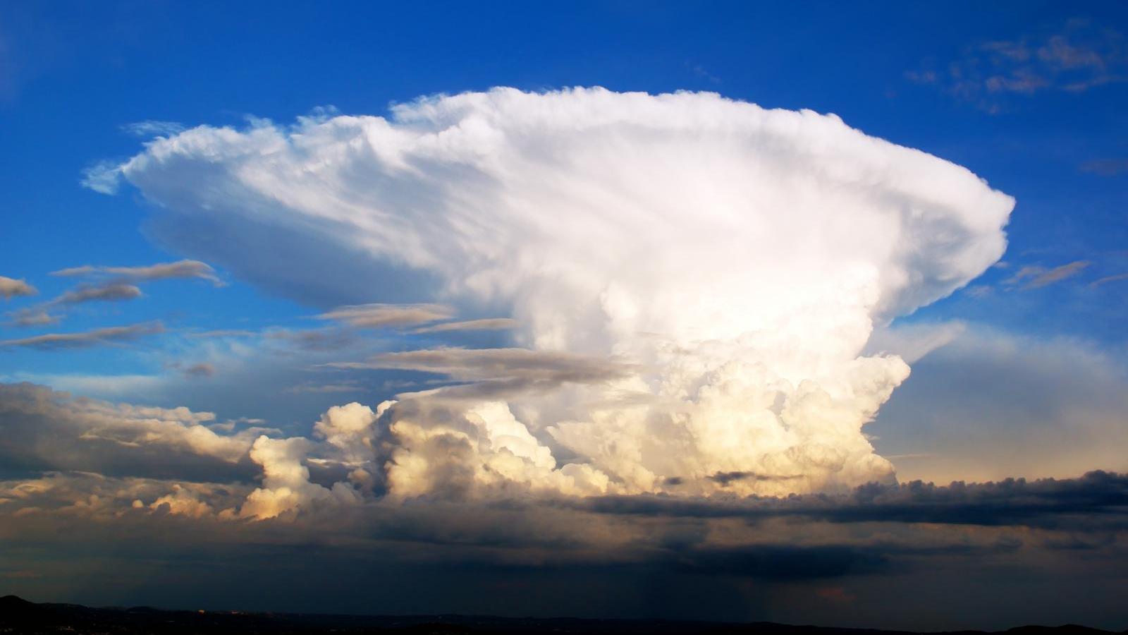 What does a Met Office thunderstorm warning mean for my weekend event