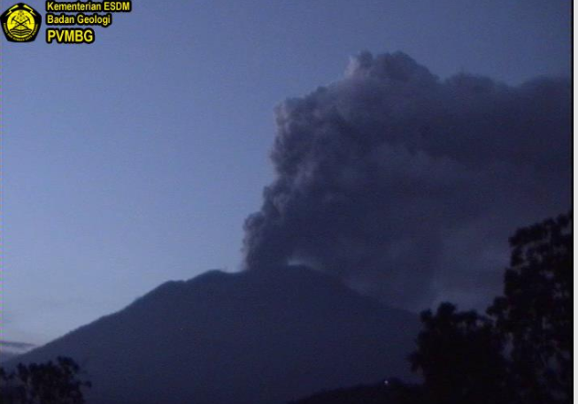 Bali Volcano - Agung ash causing disruption as Major Eruption worries mount