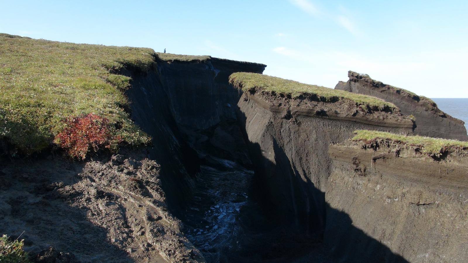 Large collapsed permafrost blocks on Pelly Island