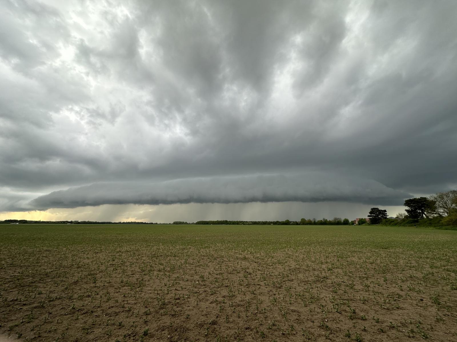 Shelf cloud photo from Tuesday uploaded by Aiden2012 to the Netweather community