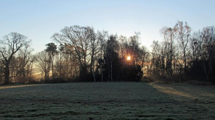 Snow unlikely for Christmas, but looking cold, dry, and staying settled into the New Year